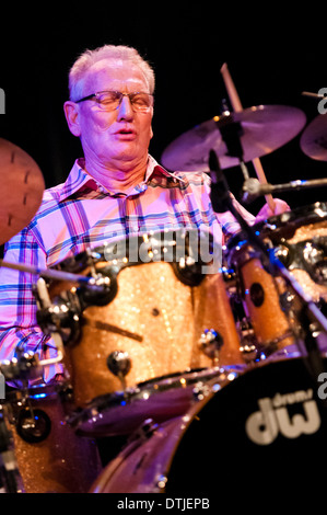 Il leggendario British jazz e rock batterista Ginger Baker performance dal vivo come parte di Ginger Baker & Jonas Hellborg Group in Maribor Foto Stock