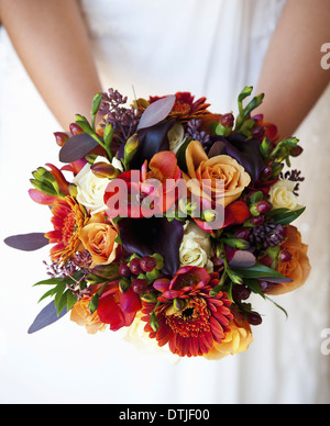Bridal bouquet di autunno fiori colorati rose rosso porpora arancione Foto Stock
