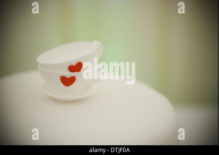 Cina due bicchieri impilati uno sull'altro e sono decorate con un cuore rosso Inghilterra Foto Stock