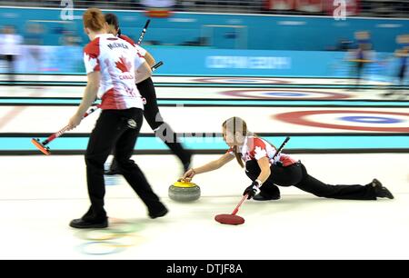 Sochi, Russia. Il 19 febbraio 2014. Kaitlyn Lawes (CAN, vice saltare) spinge fuori con Alba McEwen (CAN) e Jill Officer (CAN). Womens Curling semi-finale - GBR v può - Ice Cube curling center - Olympic Park - Sochi - Russia - 19/02/2014 Credit: Sport In immagini/Alamy Live News Foto Stock