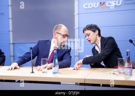 Berlino, Germania. 17 feb 2014. Berlino, Germania. Febbraio 17th, 2014. Conferenza stampa con il vice presidente della CDU / CSU gruppo parlamentare, Andreas Schockenhoff, nonché l'Ucraina i leader dell opposizione Vitali Klitschko e Arseni Jazenjuk nella frazione office della CDU / CSU del Parlamento tedesco a Berlino. Il tema della conferenza stampa è stata '??i rapporti con l'Ucraina'?ÃƒÂ¹. / Immagine: Arseni Jazenjuk. © Reynaldo Paganelli/NurPhoto/ZUMAPRESS.com/Alamy Live News Foto Stock