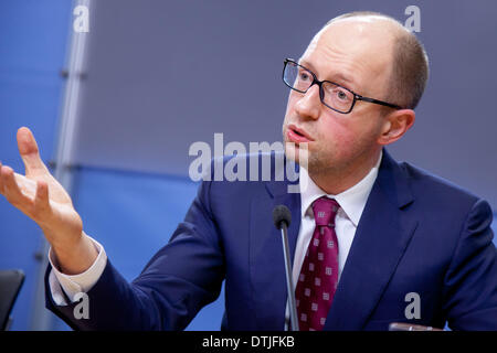 Berlino, Germania. 17 feb 2014. Berlino, Germania. Febbraio 17th, 2014. Conferenza stampa con il vice presidente della CDU / CSU gruppo parlamentare, Andreas Schockenhoff, nonché l'Ucraina i leader dell opposizione Vitali Klitschko e Arseni Jazenjuk nella frazione office della CDU / CSU del Parlamento tedesco a Berlino. Il tema della conferenza stampa è stata '??i rapporti con l'Ucraina'?ÃƒÂ¹. / Immagine: Arseni Jazenjuk. © Reynaldo Paganelli/NurPhoto/ZUMAPRESS.com/Alamy Live News Foto Stock