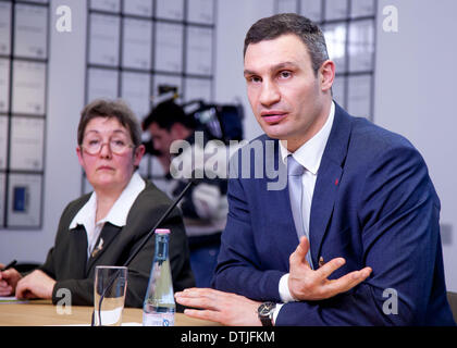 Berlino, Germania. 17 feb 2014. Berlino, Germania. Febbraio 17th, 2014. Conferenza stampa con il vice presidente della CDU / CSU gruppo parlamentare, Andreas Schockenhoff, nonché l'Ucraina i leader dell opposizione Vitali Klitschko e Arseni Jazenjuk nella frazione office della CDU / CSU del Parlamento tedesco a Berlino. Il tema della conferenza stampa è stata '??i rapporti con l'Ucraina'?ÃƒÂ¹. / Immagine: Vitali Klitschko. © Reynaldo Paganelli/NurPhoto/ZUMAPRESS.com/Alamy Live News Foto Stock