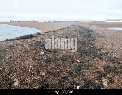 Flotsam e jetsam sulla cresta di scandole dopo una recente mareggiata, strada di ciottoli, Suffolk, Inghilterra Foto Stock