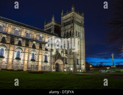 Una vista panoramica della Cattedrale di Durham illuminata di notte. Medievale chiesa di pietra nella Contea di Durham, North East England. Casa al Santuario di San Cutberto Foto Stock