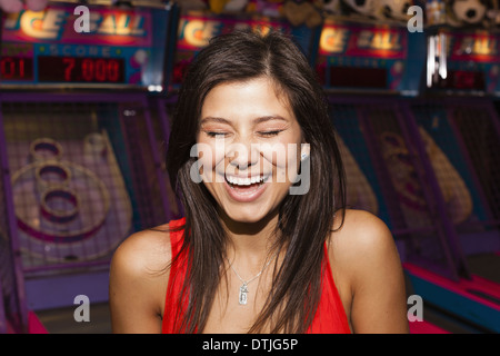 Una giovane e bella donna sul lungomare di Atlantic City di fronte a una fila di slot machines New Jersey USA Foto Stock