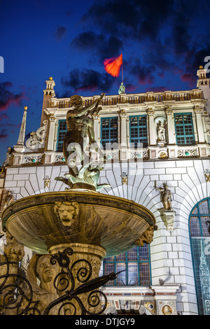 La fontana di Nettuno e alla Corte di Artu' in notturna a Danzica, Polonia. Foto Stock