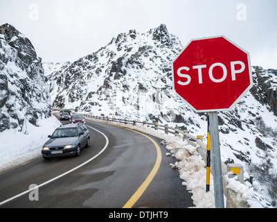 Auto la guida su una strada di montagna Foto Stock