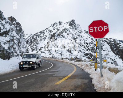 Bianco jeep guida lungo una strada di montagna Foto Stock