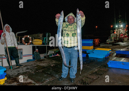 Fisherman detiene Pesci sciabola (Lepidopus caudatus). San Miguel, l'arcipelago delle Azzorre. Foto Stock