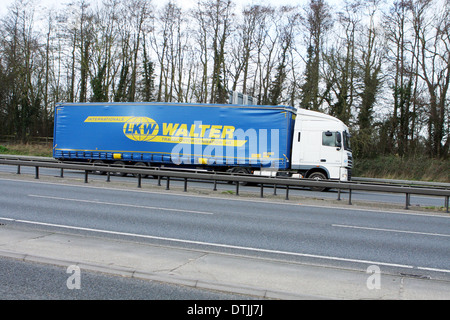 Un carrello che viaggia lungo la A12 in Essex, Inghilterra Foto Stock