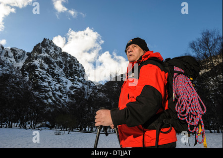 Uomo di mezza età escursioni invernali Foto Stock