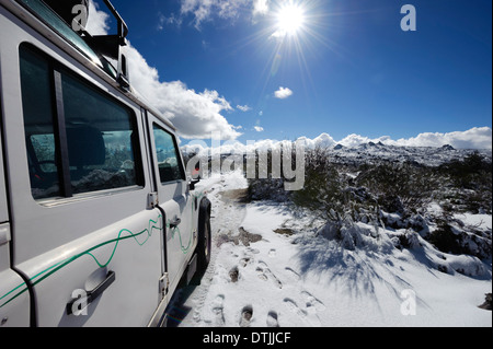 Land Rover Defender 4x4 veicolo sul paesaggio innevato Foto Stock