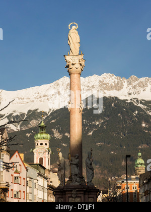 E Anna-Column Spital Chiesa su Maria-Theresien-st, Karwendel mountain range, Innsbruck, in Tirolo, Austria Foto Stock