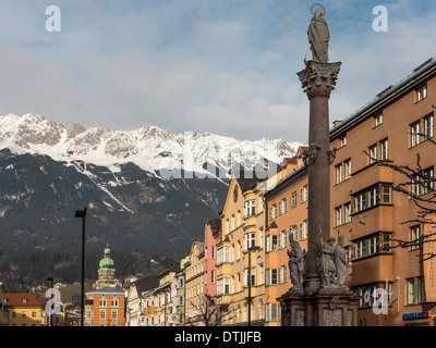 Anna-Column su Maria-Theresien-st, Karwendel mountain range, Innsbruck, in Tirolo, Austria Foto Stock