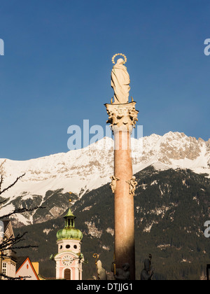 E Anna-Column Spital Chiesa su Maria-Theresien-st, Karwendel mountain range, Innsbruck, in Tirolo, Austria Foto Stock