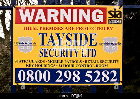 Dundee, Scotland, Regno Unito. Il 19 febbraio, 2014. Sicurezza firma posted in alto lungo la sede di ospedale Kingscross lungo Clepington Road a Dundee è protetto dalla "Tayside Security Ltd". © Dundee fotografico / Alamy Live News Foto Stock