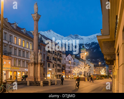 E Anna-Column Spital Chiesa su Maria-Theresien-st con illuminazione di Natale, Karwendel mountain range, Innsbruck, in Tirolo, un Foto Stock