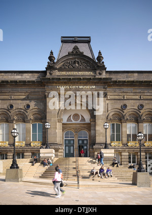 Esterno del Leeds City Museum, Leeds, Yorkshire. Foto Stock