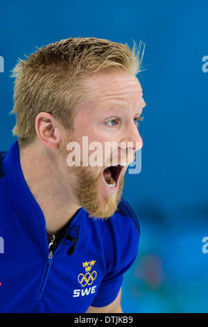 Sochi, Krai Krasnodar, Russia. 19 feb 2014. La Svezia saltare Niklas EDIN reagisce dopo che egli offre una pietra durante la semifinale di uomini del Curling la concorrenza tra la Gran Bretagna e la Svezia dal cubo di ghiaccio del centro di Curling, Cluster costiere - XXII Giochi Olimpici Invernali Credito: Azione Sport Plus/Alamy Live News Foto Stock