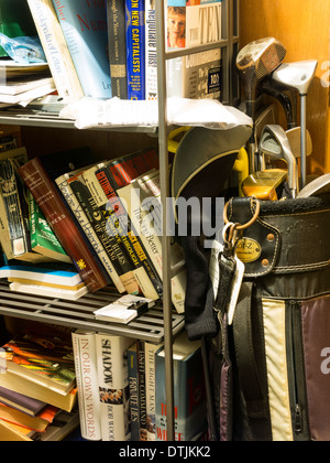 Hoarders' Libreria disordinato e mazze da golf, Home ripostiglio, STATI UNITI D'AMERICA Foto Stock