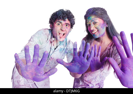 Giovane mostrando loro colorati mani mentre celebra Holi Foto Stock