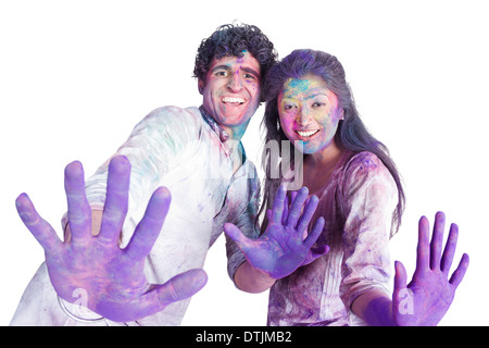 Giovane mostrando loro colorati mani mentre celebra Holi Foto Stock