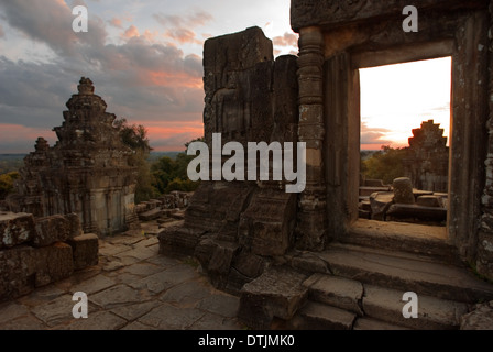 Phnom Bakheng Temple. Sunrise. La costruzione di questo tempio sulla montagna Phnom Bakheng (Bakheng Hill), il primo grande tempio Foto Stock