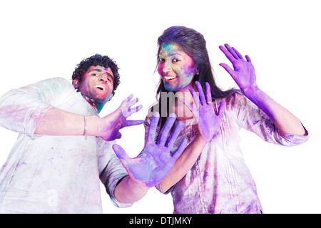 Giovane mostrando loro colorati mani mentre celebra Holi Foto Stock