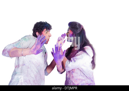 Giovane mostrando loro colorati mani mentre celebra Holi Foto Stock