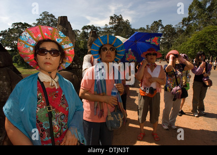 Il coreano turisti nel gateway di Angkor Thom. La grande città di Angkor Thom copre un area di tre chilometri quadrati, racchiuso Foto Stock