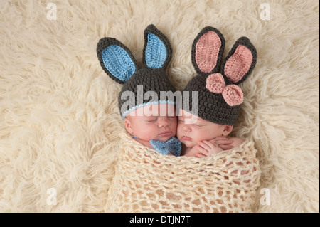 Baby twins indossando cappelli coniglietto Foto Stock