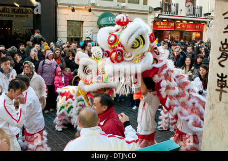 La danza del Leone, cinese tradizionale custom creduto di portare fortuna per il nuovo anno cinese, Chinatown, Soho, Londra, WC2, Regno Unito Foto Stock