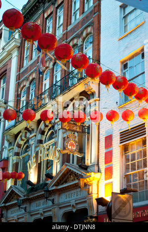 Anno Nuovo Cinese decorazioni in Chinatown, Soho, Londra, WC2, Regno Unito Foto Stock