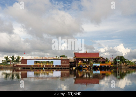 Barca ristorante galleggiante nella risma Parco Nazionale. Alesare il parco nazionale è a 18 chilometri dal centro cittadino di Sihanoukville, verso Phn Foto Stock