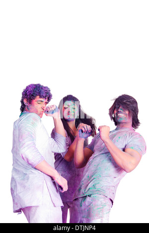 Amici giocando holi e ballo Foto Stock
