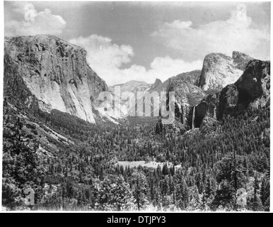 Una vista panoramica della Yosemite Valley presa da Artist's Point nel Parco Nazionale di Yosemite, California, tra il 1850 e il 1930. Foto Stock
