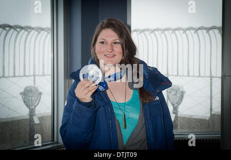 Manhattan, New York, Stati Uniti d'America. 19 feb 2014. DEVIN LOGAN, olimpico medaglia d'argento nella prima donna slopestyle competizione sciistica a 2014 Olimpiadi invernali a Sochi, tours l'Empire State Building, mercoledì 19 febbraio, 2014. Credito: Bryan Smith/ZUMAPRESS.com/Alamy Live News Foto Stock