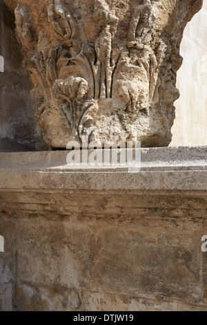 Capitale, dettagli architettonici in un antico teatro romano Foto Stock