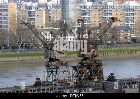 Vecchio abbandonato gru docking al di fuori di Battersea Power Station di Londra Foto Stock