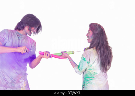 Giovane giocando su holi con pichkari Foto Stock