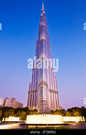 Il Burj Khalifa di notte, città di Dubai, Emirati Arabi Uniti, Emirati arabi del Medio Oriente Foto Stock