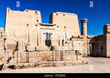 Parte del complesso degli antichi Egiziani Tempio di Horus in Edfu. Foto Stock