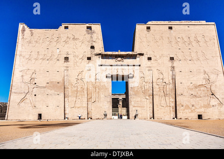 Il primo grande pilone all'ingresso per gli antichi egiziani Tempio di Horus in Edfu. Foto Stock