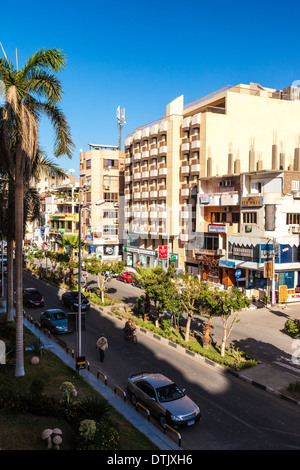 Vista in elevazione di una strada trafficata di Luxor in Egitto. Foto Stock