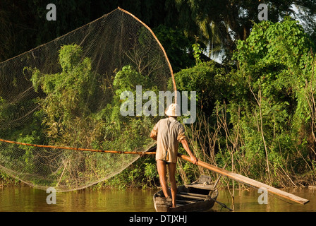 Pescatore sul fiume Mekong vicino ad esempio Kampi. Cercando un po' di acqua fresca delfini Irrawaddy . Kratie. I Delfini Irrawaddy circa fif Foto Stock