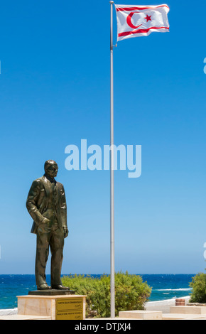 Statua di Mustafa Kemel Ataturk con bandiera cipriota in Kyrenia Cipro del Nord Foto Stock