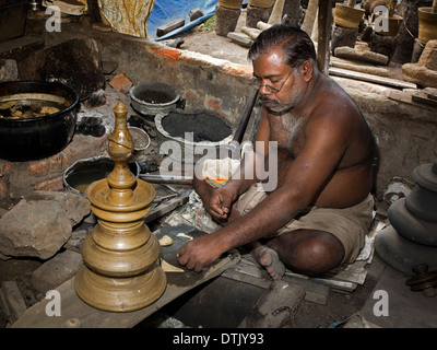 India Kerala, Mannar, metallo fonderia, processo a cera persa la colata uomo tempio di formatura lampada in cera Foto Stock