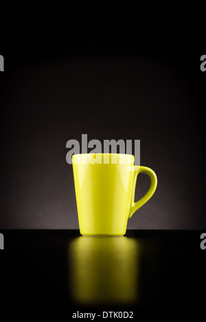 Tazza da caffè con sfondo scuro Foto Stock