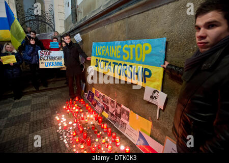 Praga, Repubblica Ceca. Il 19 febbraio 2014. Ucraini residenti nella Repubblica ceca la luce delle candele come essi pagare rispetti alle vittime della violenza in Ucraina a Praga il San Kliment Chiesa, mercoledì , Febbraio 19, 2014. (CTK foto/Vit Simanek/Alamy Live News) Foto Stock